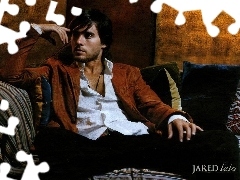 ruda marynarka, Jared Leto