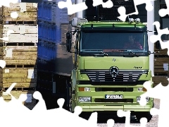 Zielony TIR Mercedes