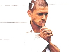 złożone ręce, Wentworth Miller