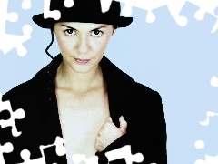 czarny strój, kapelusz, Audrey Tautou