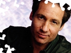 czarny strój, ciemne włosy, David Duchovny