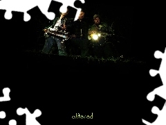 ciemno, postacie, Altered, latarka