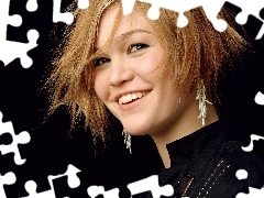 Julia Stiles, uśmiechnięta