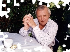 stół, filiżanka, Anthony Hopkins