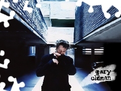 czarny strój, Gary Oldman