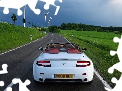Droga, Wiatraki, Aston Martin V8 Vantage