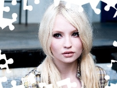 W, Bluzeczka, Emily Browning, Kratkę, Blondynka