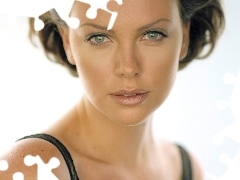 Charlize Theron, buzia