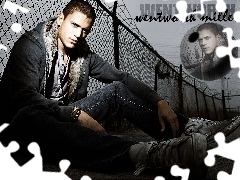 Wentworth Miller, adidasy, Prison Break, ogrodzenie