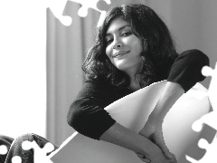czarna bluzka, biały fotel, Audrey Tautou