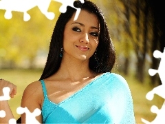 Brunetka, Uśmiech, Trisha Krishnan