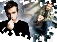 schody, czarny sweterek, Ewan McGregor