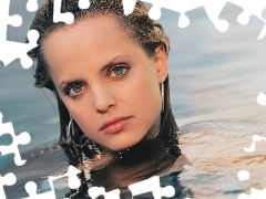 Mena Suvari, Woda, Twarz