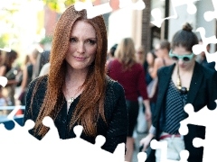 Moore, Julianne