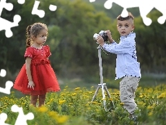 Chłopiec, Łąka, Aparat fotograficzny, Dziewczynka