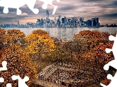 Dolny Manhattan, Rzeka Hudson, Jesień, Stan Nowy Jork, Stany Zjednoczone, Stan New Jersey, Drzewa, Wyspa Ellis Island