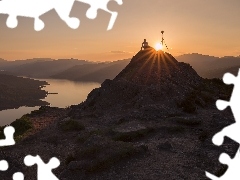 Hrabstwo Stirling, Szkocja, Jezioro Loch Katrine, Park Narodowy Loch Lomond and the Trossachs, Statyw, Promienie słońca, Zachód słońca, Człowiek, Wzgórze Ben Aan