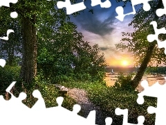 Drzewa, Ławka, Żaglówka, Ścieżka, Chmury, Jezioro, Park