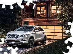 Dom, Lincoln MKC, Przód