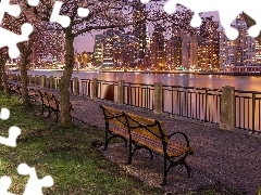 Ławki, Promenada, Kwitnące, Cieśnina East River, Rzeka, Drzewa, Wieżowce, Stany Zjednoczone, Wiosna, Wieczór, Manhattan, Nowy Jork