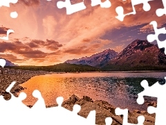 Jezioro Minnewanka, Zachód słońca, Alberta, Kanada, Park