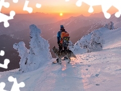 Ośnieżone, Drzewa, Zachód słońca, Mężczyzna, Pies, Zima, Góry, Snowboardzista