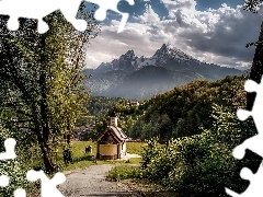 Chmury, Drzewa, Kapliczka, Bawaria, Kirchleitn Kapelle, Góry Alpy, Lasy, Niemcy, Berchtesgaden, Domy