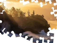 Skała, Cypel, Fale, Morze, Wschód słońca, Stany Zjednoczone, Stan Waszyngton, Cape Disappointment, Latarnia morska, Promienie, Drzewa