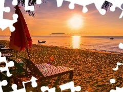 Zachód słońca, Morze, Łódki, Parasole, Leżaki, Plaża