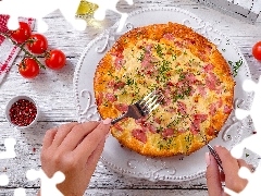 Talerz, Pizza, Pomidory, Deski, Dłonie, Kiełbasa