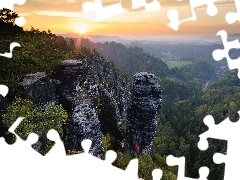 Drzewa, Góry Połabskie, Park Narodowy Saskiej Szwajcarii, Niemcy, Zachód słońca, Skały
