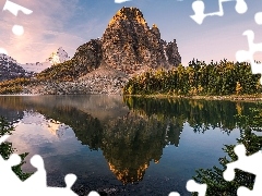 Jezioro Sunburst, Góry, Wschód słońca, Mount Assiniboine, Drzewa, Prowincja Alberta, Kanada, Lasy