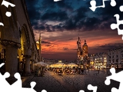 Kraków, Sukiennice, Wschód słońca, Rynek Główny, Bazylika Mariacka, Województwo małopolskie, Polska, Kościół Wniebowzięcia Najświętszej Marii Panny