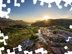 Wschód słońca, Promienie słońca, Trawa, Góry, Drzewa, Park Narodowy Killarney, Irlandia, Skała