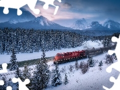 Chmury, Śnieg, Zima, Pociąg, Bow River, Alberta, Lasy, Park Narodowy Banff, Kanada, Drzewa, Rzeka, Góry Skaliste