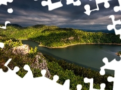 Niebo, Chmury, Góry, Drzewa, Jezioro