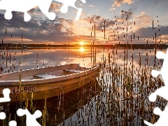 Wschód słońca, Chmury, Łódka, Szuwary, Jezioro