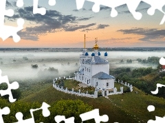 Chmury, Wzgórza, Domy, Niebo, Cerkiew, Lasy, Mgła