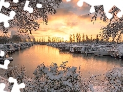 Sawley Marina, Przystań, Ośnieżone, Motorówki, Drzewa, Hrabstwo Derbyshire, Anglia, Zima