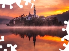Jezioro Bled, Słowenia, Wyspa Blejski Otok, Kościół Zwiastowania Marii Panny, Odbicie, Mgła, Alpy Julijskie, Zachód słońca, Góry