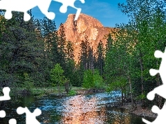 Park Narodowy Yosemite, Góry, Drzewa, Szczyt Half Dome, Merced River, Kalifornia, Stany Zjednocznone, Rzeka