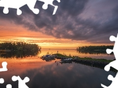 Las, Pomost, Zachód słońca, Łódka, Jezioro, Drzewa, Chmury