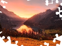 Góry, Szwajcaria, Dolina, Alpy, Drzewa, Wschód słońca, Domy, Jezioro Klontalersee, Kanton Glarus, Las, Klontal Valley