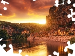 Drzewa, Góry, Światła, Domy, Chmury, Francja, Departament Dordogne, Las, Rzeka Dordogne, La Roque Gageac, Wschód słońca
