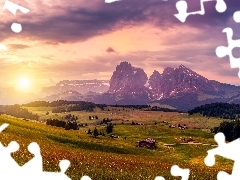 Domki, Płaskowyż Seiser Alm, Dolomity, Wschód słońca, Góry Sassolungo, Włochy, Dolina Val Gardena, Chmury, Drzewa, Drewniane