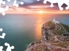 Latarnia morska, South Stack Lighthouse, Chmury, Morze Irlandzkie, Wschód słońca, Wyspa South Stack, Walia, Skały
