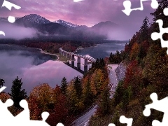 Góry, Jezioro Sylvensteinsee, Jesień, Most, Drzewa, Bawaria, Niemcy, Mgła