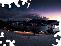 Wieczór, Góry, Góra Niesen, Oberhofen, Oświetlone, Jezioro Thunersee, Alpy Berneńskie, Szwajcaria, Zima, Domy