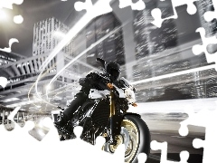 Naked, Yamaha FZ8, Miasto