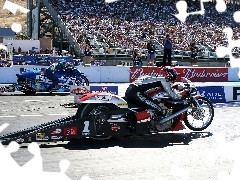 Trybuny, Harley Davidson V-Rod Muscle Drag, Wyścig